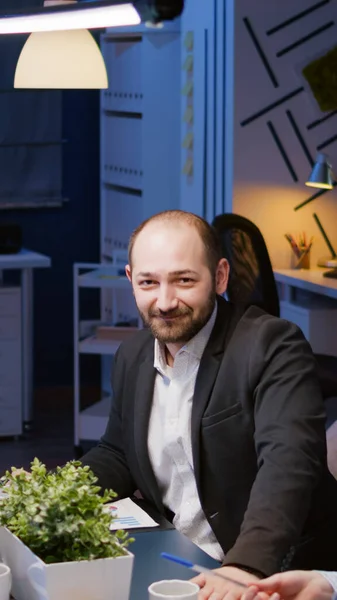 Retrato del hombre de negocios mirando a la cámara trabajando en exceso en la sala de reuniones de la empresa —  Fotos de Stock