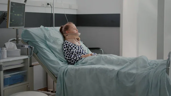 病気の患者は首の首の襟を身に着けているベッドで休んで健康被害 — ストック写真