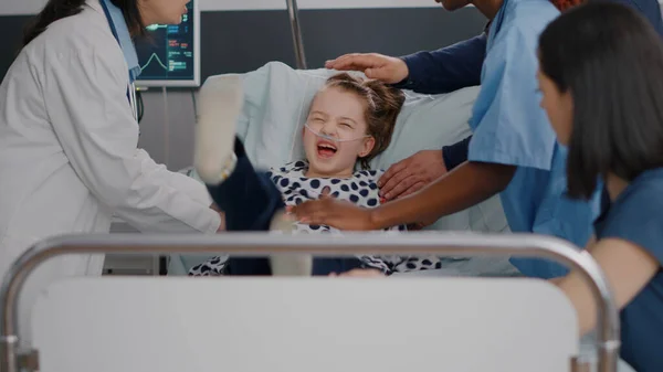 Medcieel team probeert klein kind niet van streek te maken terwijl ze zuurstofverzadiging monitoren — Stockfoto