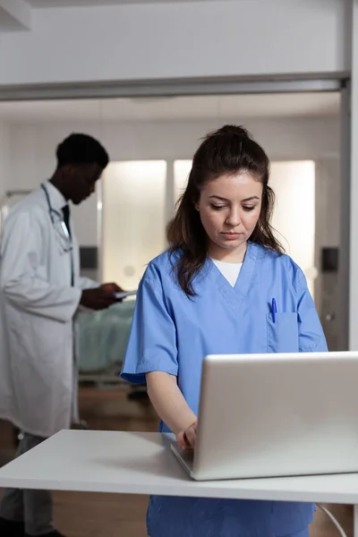 Kaukasierin benutzt Laptop am Schreibtisch auf Krankenhausstation — Stockfoto