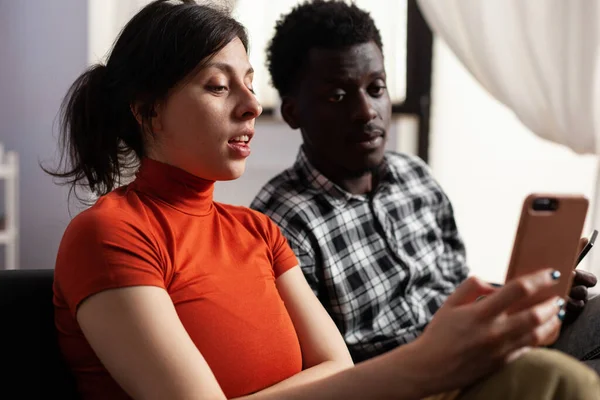 Close up de casal interracial moderno usando smartphones — Fotografia de Stock