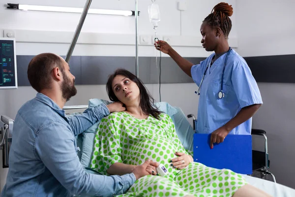 Pár s těhotenstvím čeká na porod dítěte — Stock fotografie