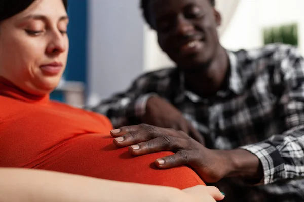 Close up de pai negro da criança tocando barriga — Fotografia de Stock