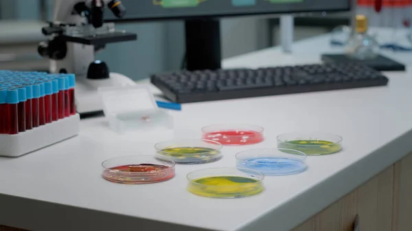 Microbiologie petrischaal met organische stof in laboratorium — Stockfoto