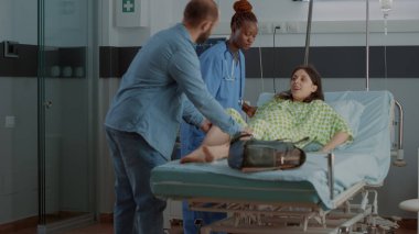 Hamile yetişkinleri destekleyen Afrikalı Amerikalı hemşire