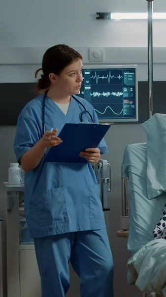 Multi ethnic medical team checking pulse on patient — Stock Photo, Image