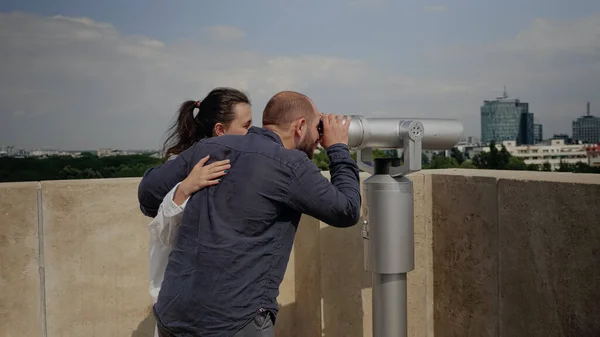 Vit turist tittar på panoramautsikt över metropolen — Stockfoto