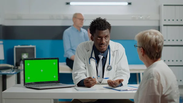 Spécialiste adulte parlant au patient avec écran vert horizontal — Photo