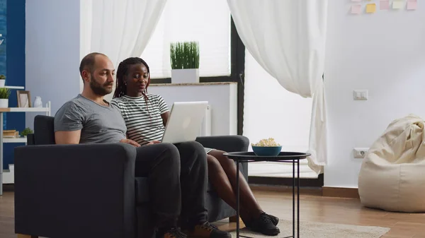 在家里使用视频通话的跨种族夫妇 — 图库照片