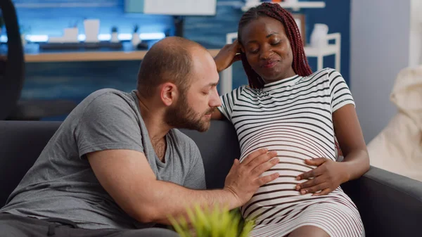 Casal interracial casal esperando filho ligação em casa — Fotografia de Stock