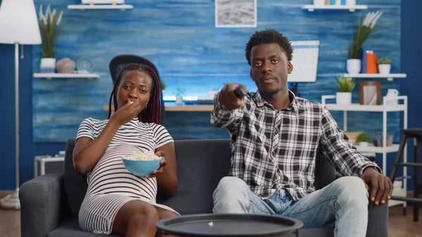 Kanepede oturan Afrikalı Amerikalı ebeveynler. — Stok fotoğraf