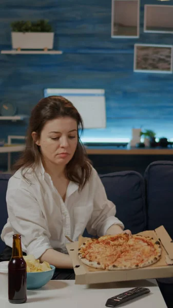 Person som kommer med pizzakartong från förlossningsmannen på bordet — Stockfoto
