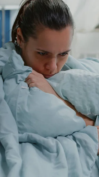 Mujer enferma con gripe que usa manta y almohada contra los escalofríos — Foto de Stock