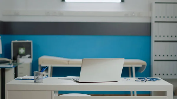 Gros plan du bureau blanc avec ordinateur portable et instruments médicaux — Photo