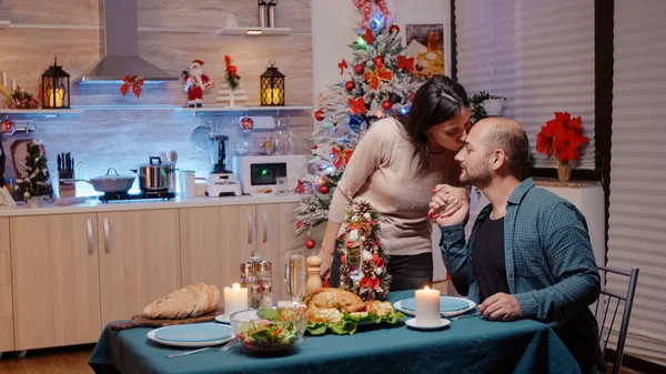 Femme préparant le dîner de Noël pour la célébration — Photo