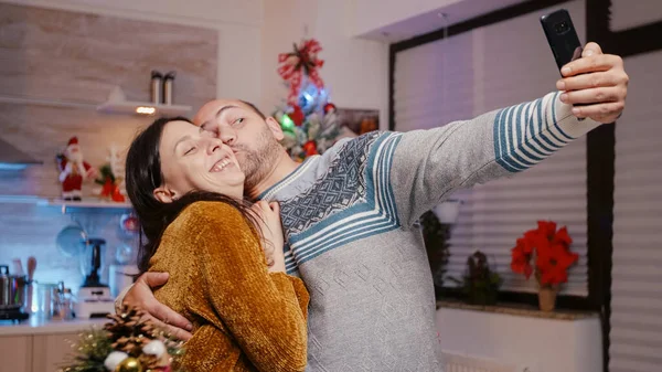Couple festif prenant des photos sur smartphone se sentant joyeux — Photo