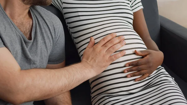 Zbliżenie w górę z dziecko guzek z w ciąży czarny matka — Zdjęcie stockowe