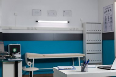 Sağlık hizmetleri kliniğinde sağlık kabinesinde kimse yok.