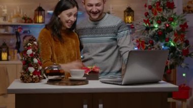 Noel arifesini video konferansında kutlayan çift