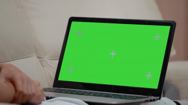 Primer plano de la pantalla verde horizontal en el ordenador portátil — Vídeo de stock