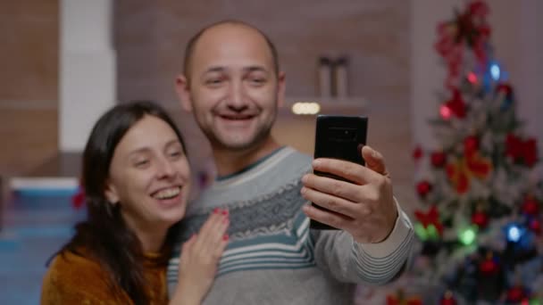 Zblízka slavnostní pár mluvit o videohovoru pomocí smartphonu — Stock video