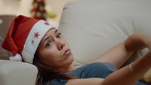 Gros plan de la femme avec santa chapeau manger puces — Video