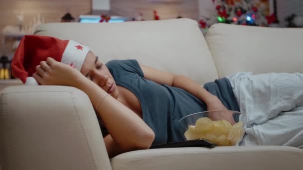 Zbliżenie dorosłych śpiących na kanapie z miską chipsów — Wideo stockowe