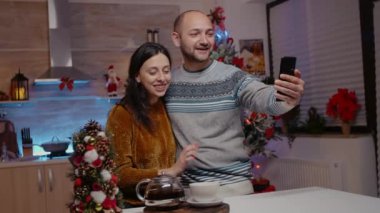 Video konferansında akrabalarıyla konuşan neşeli çift.