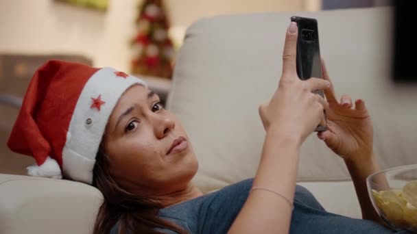 Close up of woman with santa hat holding smartphone — Stock Video