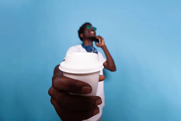 Ευτυχισμένος άνθρωπος δείχνει φλιτζάνι καφέ στην κάμερα — Φωτογραφία Αρχείου