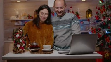 Neşeli çift video konferansında hediyeler veriyor.