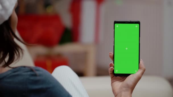 Primer plano de la mujer verticalmente sosteniendo la pantalla verde en el teléfono inteligente — Vídeos de Stock