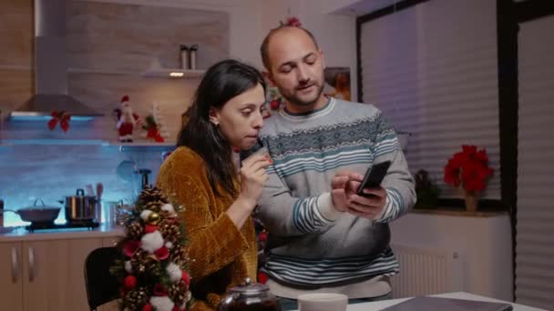 Homme et femme utilisant la carte de crédit pour les achats de Noël — Video