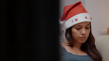 Dizüstü bilgisayarda çalışan mutsuz kişiyi kapat