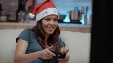 Noel Baba şapkalı kişi joystick ile video oyunları kazanıyor