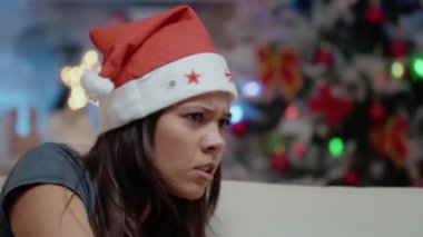 Konsolda oyun oynayan ve kaybeden kişiyi kapat