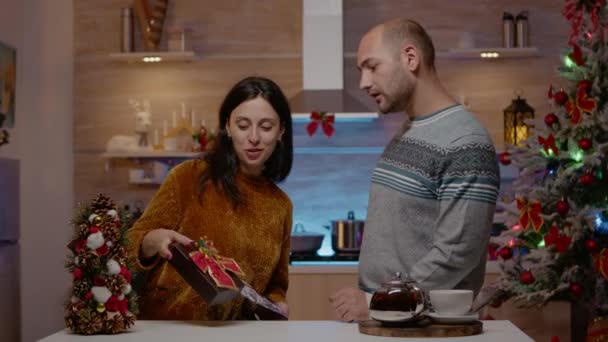 Pareja festiva preparando regalo y tarjeta de Navidad — Vídeos de Stock