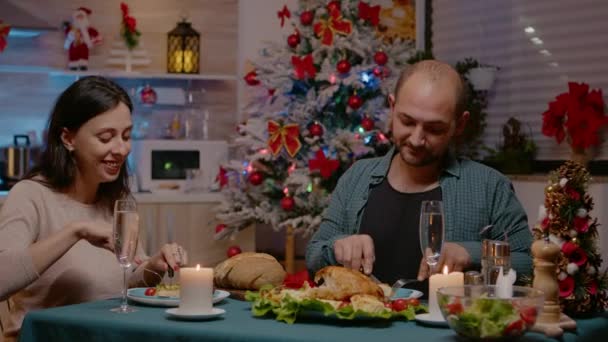 Pareja comiendo comida festiva en la cena de Nochebuena — Vídeo de stock