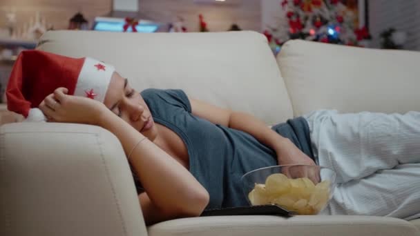 Närbild av festlig kvinna sover på soffan på TV — Stockvideo