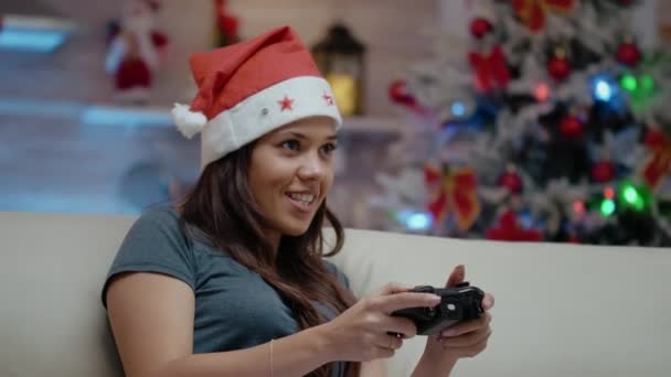 Žena hraje videohry s regulátorem na televizní konzoli — Stock video
