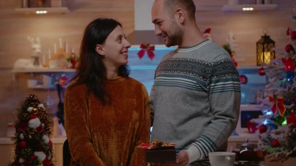 Ünnepi nő kap ajándékot férjétől ünneplő karácsony — Stock videók