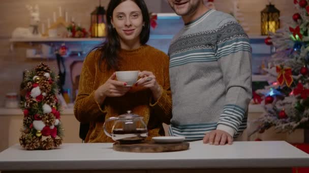 POV pár usmívá a dívá se na kameru v kuchyni zdobené — Stock video
