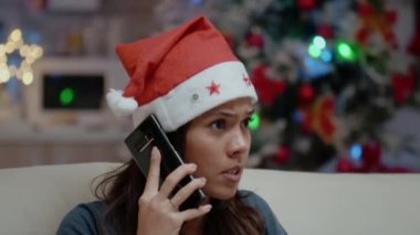 Akıllı telefondan konuşan stresli insanı kapat.