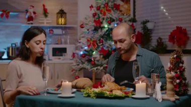 Akşam yemeğinde yemek yiyen ve bardakları tokuşturan çift.