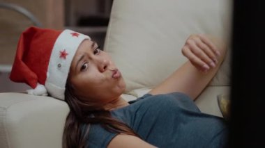 Canı sıkılan, cips yiyen ve televizyon izleyen kadınlara yakın.