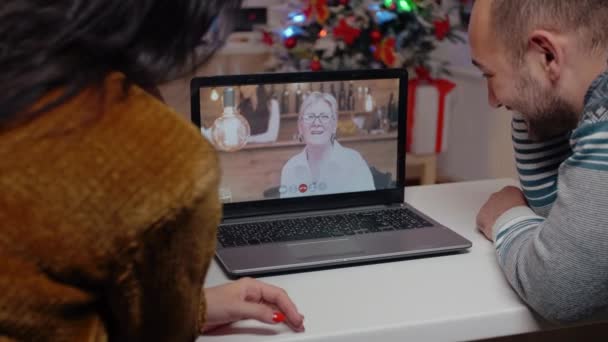 Paar spricht mit älterer Frau auf Videoanruf zu Weihnachten — Stockvideo