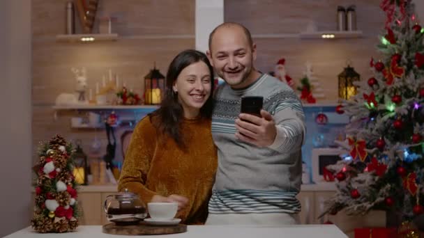 Couple joyeux en utilisant la communication par appel vidéo sur smartphone — Video