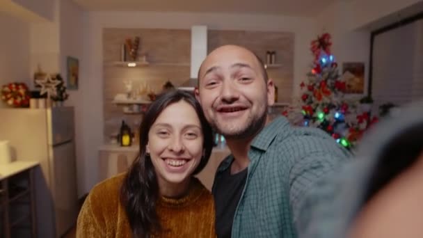POV dari pasangan ceria menggunakan video call conference untuk berbicara — Stok Video