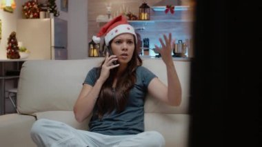 Sinirli bir kadın telefonda işten bahsediyor.