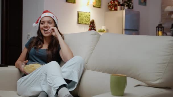 Festive adulto ridere e guardare film in televisione — Video Stock